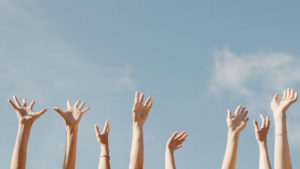 organisaation-kehittäminen-kädet-ylhäällä